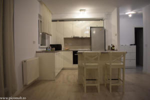 Mobilier bucatarie open space PicoMob fronturi PAL lucios FunderMax tandembox antaro blum insula depozitare si loc de luat masa